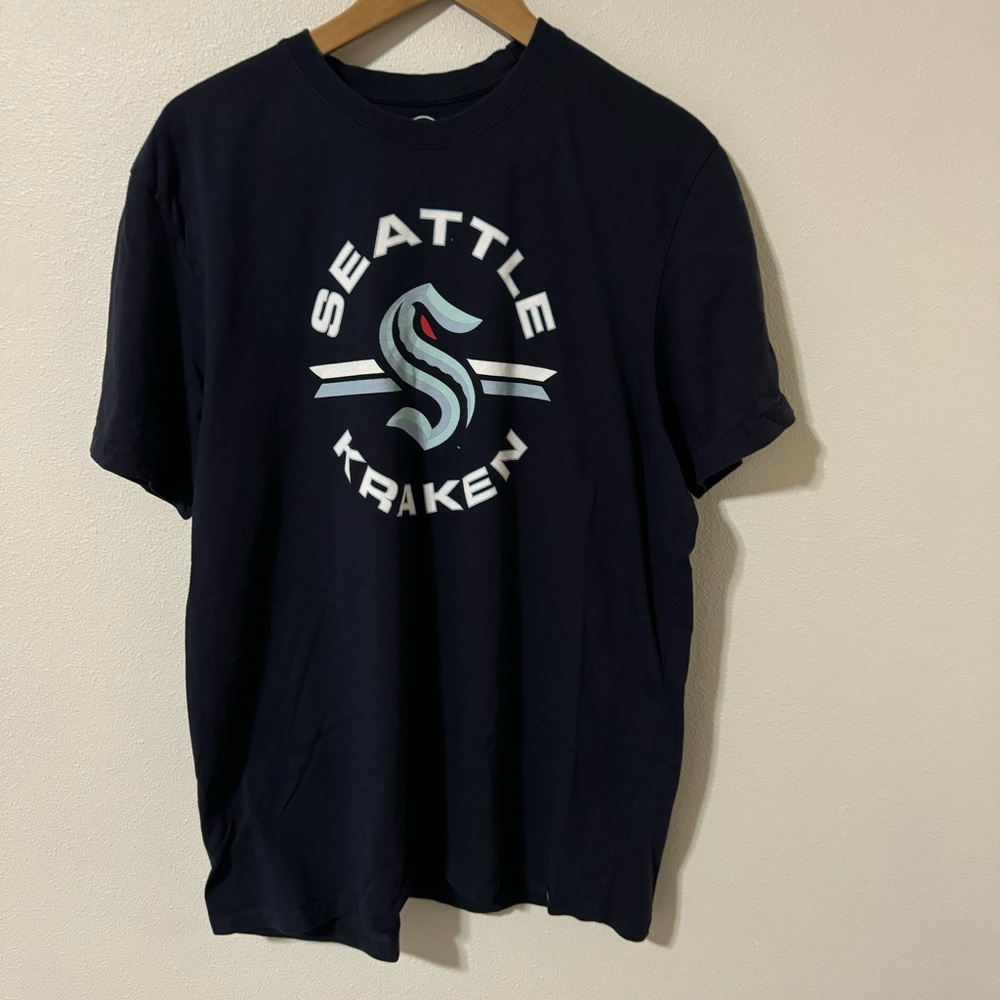 Seattle Kraken 47 Short Sleeve Graphic Tee Navy NHL Crewneck X-Large